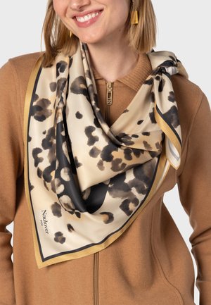 Silkkihuivi, jossa on beige pohja mustilla ja ruskeilla leopardikuvioilla, reunustettuna kiinteällä kultaisella reunuksella, kauniisti laskostettuna.