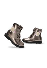 Botas de tobillo metálicas en gris con pompones de pelo y acentos de mariposas bordadas. Diseño con cordones, suela de goma y acabado texturizado.