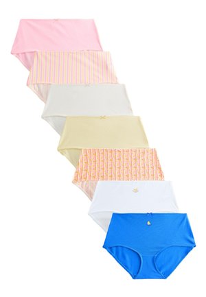 Sieben Paar Damen-Baumwollslips in verschiedenen Farben und Mustern diagonal auf weißem Hintergrund angeordnet.