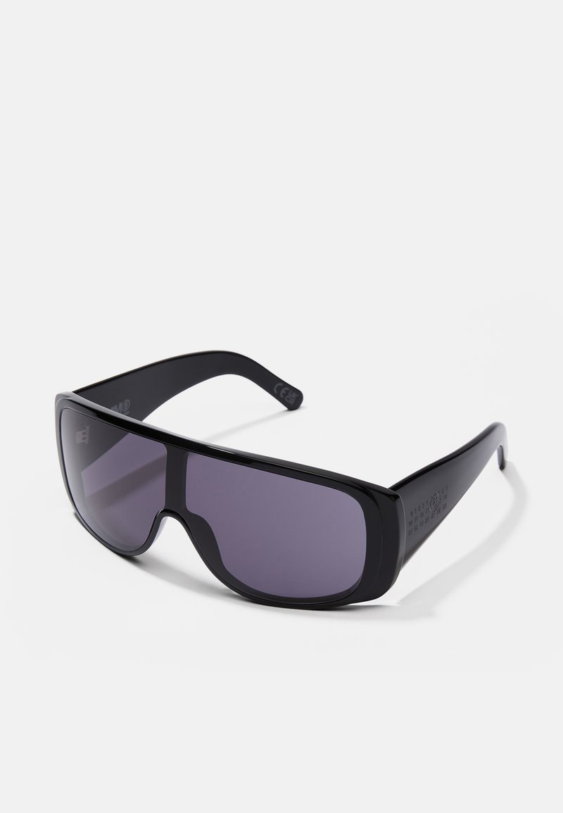 Óculos de sol pretos com um design envolvente, lentes escuras, armação de plástico lisa e uma marcação subtil na têmpora.