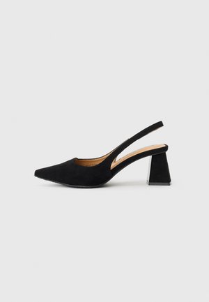 Chaussure à dos nu en suede noir avec un bout pointu, des côtés ouverts et un talon carré bloc. Elle présente un dessus texturé et une semelle intérieure lisse.