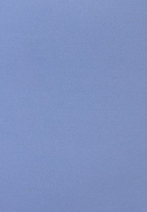 Tessuto azzurro chiaro con una texture a coste, caratterizzato da una superficie uniforme e qualità elastiche, adatto per abbigliamento o applicazioni tessili.