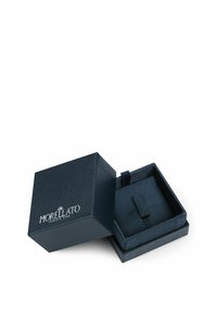 Scatola regalo blu navy con superficie testurizzata, presentante un logo sulla parte anteriore e un dettaglio in nastro all'interno per fissare gli oggetti.