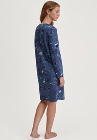 Knielanges Nachthemd aus dunkelblauem Baumwollstoff, dekoriert mit einem Konstellation bunter Muster, darunter Sterne, Herzen und Vögel, runder Hals und lange Ärmel.