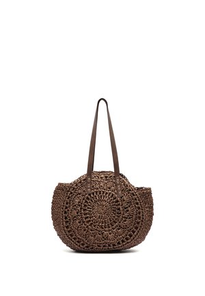 Bruine ronde geweven tas met lange leren handvatten en een ingewikkeld circulair gevlochten patroon.