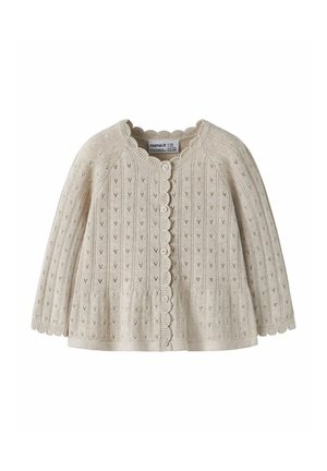 Cardigan bébé tricoté couleur crème avec manches longues, bords festonnés, petits boutons et délicat motif ajouré vertical.
