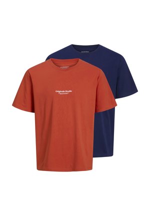 Zwei Rundhalsausschnitt-T-Shirts: eines in rostorange mit weißer Aufschrift "Originals Studio" und eines in marineblau, beide aus weichem Baumwollstoff.