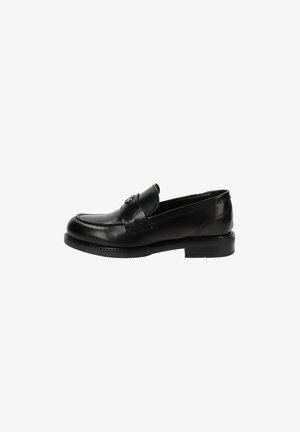 Mocassins en cuir noir avec une finition lisse, un bout arrondi et une sangle décorative. Ils présentent un petit talon empilé et une semelle en caoutchouc.
