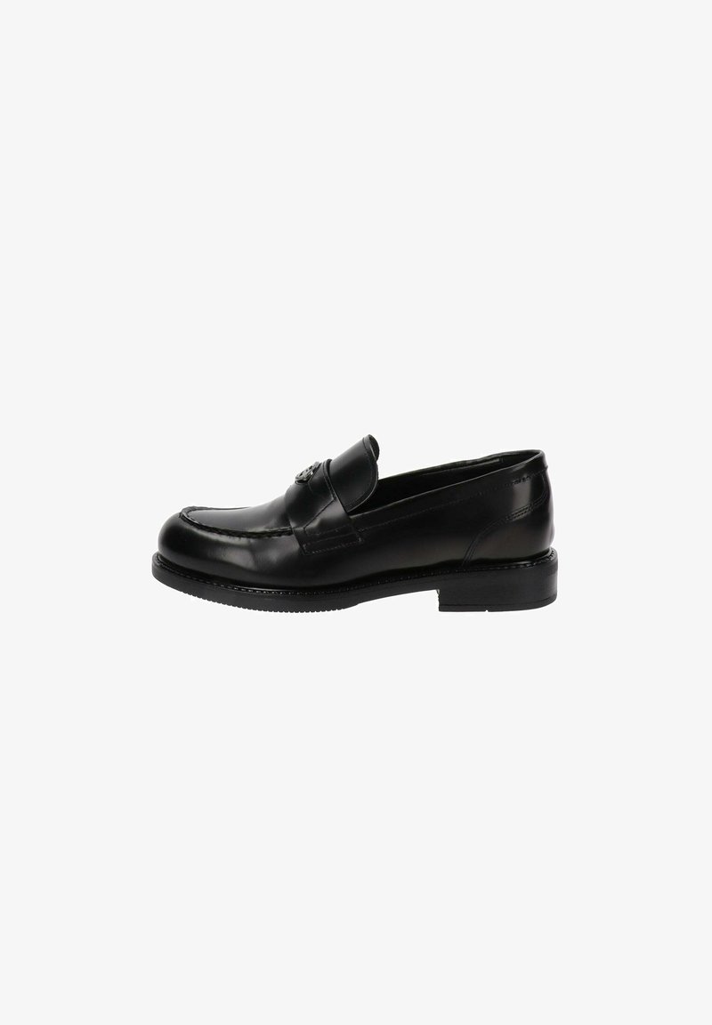 Mocasines de cuero negro con un acabado suave, punta redondeada y una correa decorativa. Cuentan con un tacón bajo apilado y suela de goma.