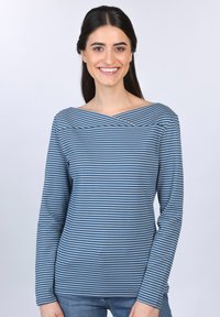 Blau- und hellgrau gestreiftes Langarmoberteil mit einem Bootsausschnitt; aus weichem, strukturiertem Stoff gefertigt. Das Modell trägt es zu Jeans.