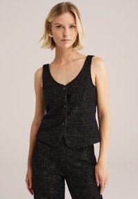 Črn brezrokavnik z teksturirano tkanino, zapiranjem na gumb in dvema sprednjima žepoma. Material vsebuje subtilne večbarvne niti.