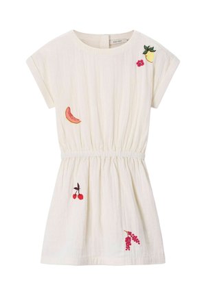 Robe blanche à manches courtes avec taille élastique, ornée de patchs brodés représentant des fruits tels que citron, pastèque, cerises et groseilles rouges.