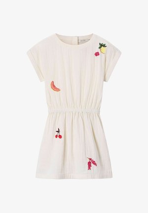 Robe blanche à manches courtes avec taille élastique, ornée de patchs brodés représentant des fruits tels que citron, pastèque, cerises et groseilles rouges.