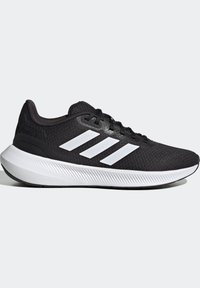Zapatilla de correr negra con suela blanca y tres rayas blancas en el lateral, con cordones negros y parte superior de malla transpirable.