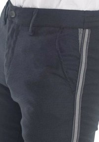 Pantaloni blu navy realizzati in tessuto strutturato, con una vestibilità slim, chiusura con bottone e una striscia grigia laterale lungo la gamba.