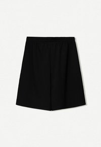 Čierne šortky z mäkkého, ľahkého materiálu. Majú elastický pás a voľný, rovný strih bez ozdôb.