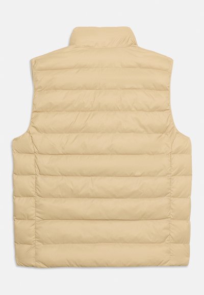 Μπεζ αμάνικο γιλέκο με οριζόντια ραφή και όρθιο γιακά, εμφανιζόμενο από πίσω σε λευκό φόντο.