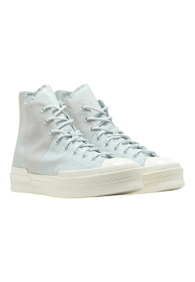 Zapatillas altas color azul claro con una parte superior de cuero suave y gamuza texturizada, puntera de goma blanca y suela apilada. Los cordones aseguran un ajuste firme.