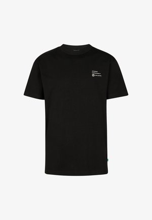 Sort bomuld T-shirt med rund halsudskæring, korte ærmer og lille hvidt grafisk tekst på venstre side af brystet.