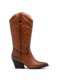 Botte de cowboy en cuir brun avec un bout pointu et un talon empilé. Elle présente des coutures élaborées et une tige haute avec un haut courbé.