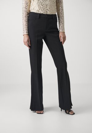 Pantaloni neri su misura con design a campana, dotati di chiusura con bottone e tasche frontali. Tessuto liscio con una finitura elegante.
