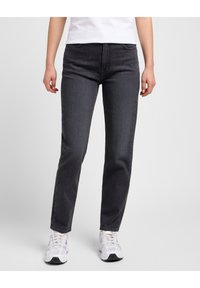 Vaqueros de denim gris con corte recto, cinco bolsillos, textura sutil y cintura de altura media, combinados con zapatillas deportivas blancas.