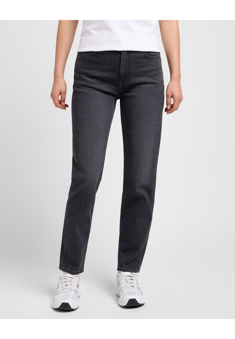 Vaqueros de denim gris con corte recto, cinco bolsillos, textura sutil y cintura de altura media, combinados con zapatillas deportivas blancas.