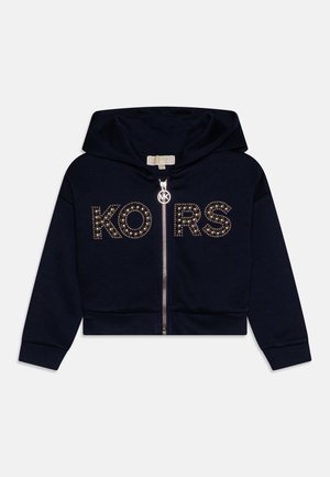 Marineblauwe hoodie met een cropped ontwerp, voorzien van een ritssluiting aan de voorkant en een gestikte "KORS" logo in gouden accenten. Zachte stof met ribgebreide boorden.