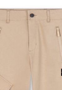 Beige cargobroeken met een gladde textuur, voorzien van een knoopsluiting, ritszakken en een diagonale stiknaad op de linkse zak.