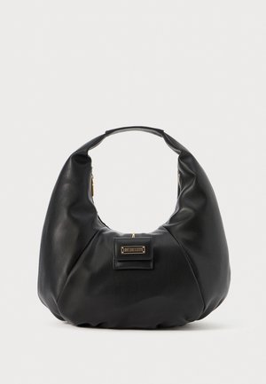 Bolso hobo negro de piel con un diseño redondeado, textura suave y una pequeña placa rectangular en la parte frontal, con detalles en dorado.