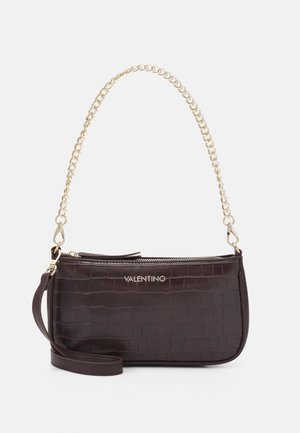 Brązowa torba na ramię ze skóry z tłoczonym wzorem krokodyla, wyposażona w złoty łańcuszkowy pasek, zapięcie na suwak oraz tłoczone logo, posiada odpinany pasek na ramię.