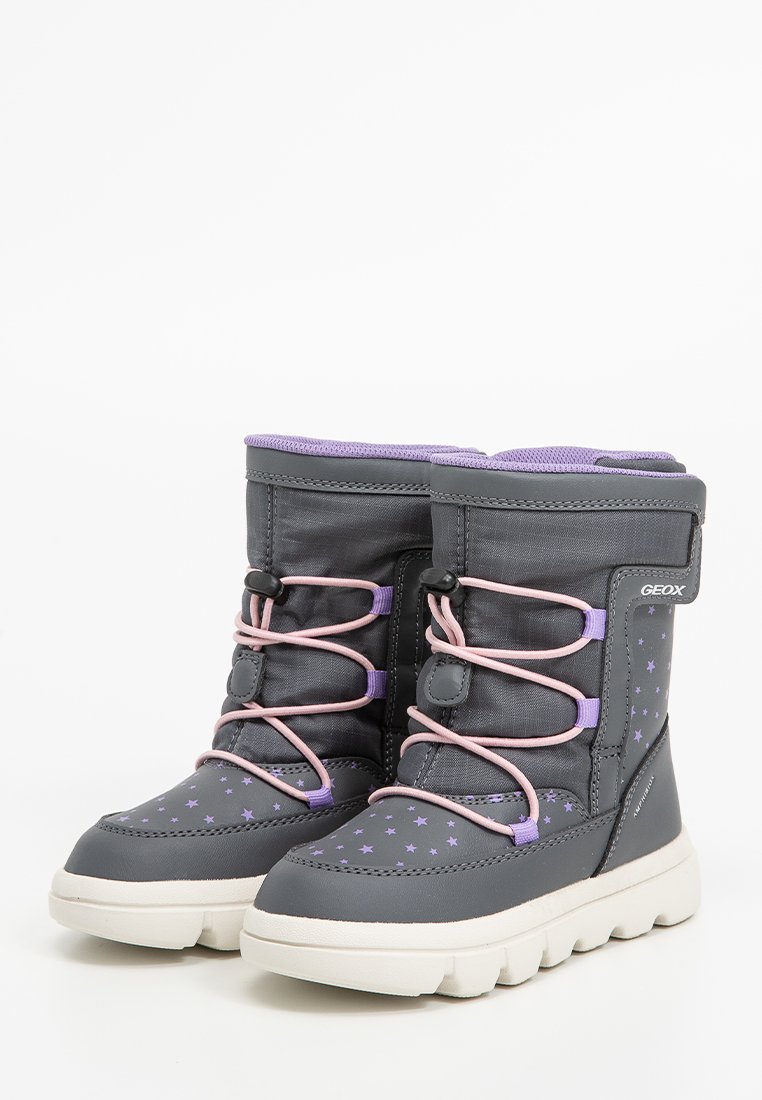 Graue Winterstiefel mit rosa Schnürsenkeln und Sternmustern, ausgestattet mit einem gepolsterten Schaft und einer weißen Gummisohle für Traktion und Komfort.