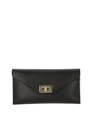 Czarna teksturowana skórzana kopertówka z złotym prostokątnym zamkiem na obrót, prostokątnym kształtem i przeszywanymi krawędziami na białym tle.