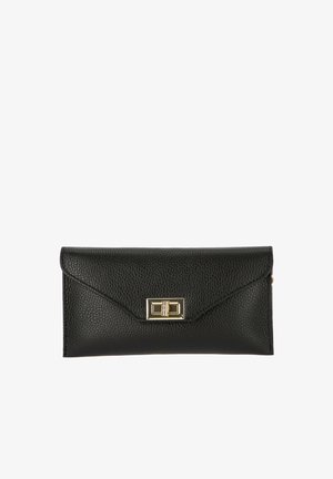 Czarna teksturowana skórzana kopertówka z złotym prostokątnym zamkiem na obrót, prostokątnym kształtem i przeszywanymi krawędziami na białym tle.