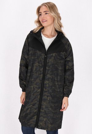 Jachetă de camuflaj negru și măsliniu, rezistentă la apă, cu fermoar frontal, glugă și manșete elastice; material ușor cu o textură netedă.