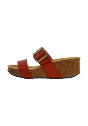 Sandalia de cuero rojo con suela de cuña de corcho, con dos correas y un detalle de hebilla de metal ajustable. Suela de goma texturizada.