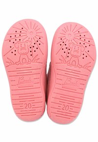 Pinke Gummisohlen mit strukturierten Mustern, darunter ein lächelnder Hund und ein Sonnenmotiv, sowie Belüftungslöcher, gekennzeichnet mit Größe 20 und der Marke 'Beck'.