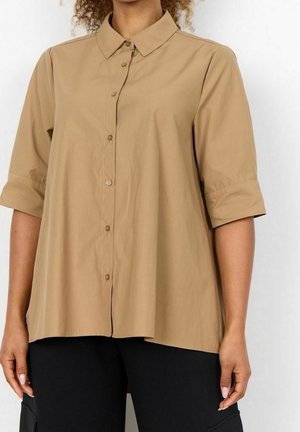 Chemise boutonnée marron clair avec col et manches courtes retroussées. Fabriquée en tissu lisse, présentant une coupe décontractée et un ourlet arrondi.