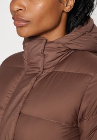 Patagonia SILENT LONG PARKA - Kaput ispunjen paperjem - molasses brown