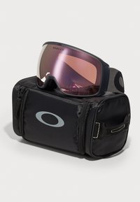 Svart brillepose med glidelås, med en stor linsebrille med en rosa speilvisir og en justerbar stropp med logo.