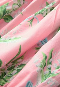 Rózsaszín virágos szövet gyöngyvirággal és zöld levelekkel, sima textúrájú, finom részletekkel világoskék és fehér színben.