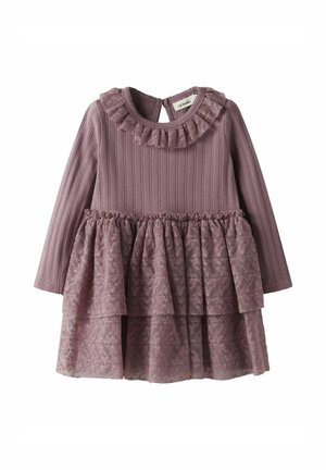 Robe lilas à côtes avec des manches longues, un col froncé et une jupe en dentelle superposée. Caractéristiques : tissu texturé et taille élastique.