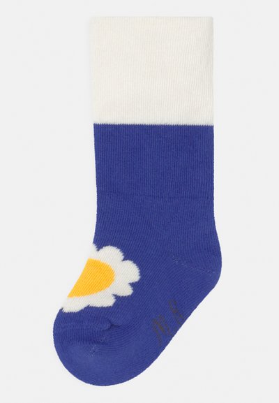 Meias azuis e brancas com um padrão de margaridas; a parte superior é branca e a parte inferior é azul com uma estampa de margarida amarela perto do dedo do pé. Textura de malha suave.