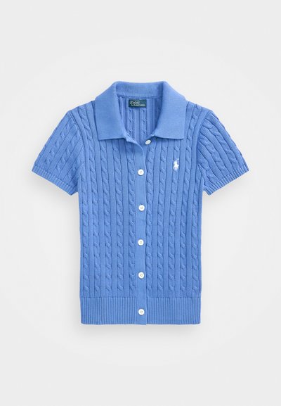 Polo majica s kratkimi rokavi v nebesno modri barvi, z teksturo kabelskega pletenja, rebrastim ovratnikom in belimi gumbi. Logo na levem prsnem delu.