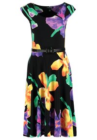 Czarna sukienka w kwiaty z żywymi wzorami w kolorze żółtym, zielonym i purpurowym; dopasowana w talii z czarnym paskiem; krótkie rękawy, rozkloszowany dół.