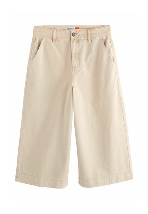 Beige weit geschnittene, gekürzte Hosen mit Fronttaschen, Gürtelschlaufen und Knopfverschluss, auf weißem Hintergrund dargestellt.