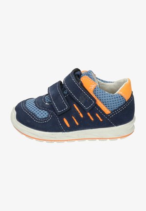 Marineblaue und orangefarbene Kindersneaker mit Mesh-Akzenten, Klettverschlüssen und einer weißen Gummisohle. Verfügt über gestickte Details und Belüftungslöcher.
