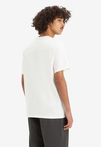 Levi's® RELAXED FIT - T-shirt print - white