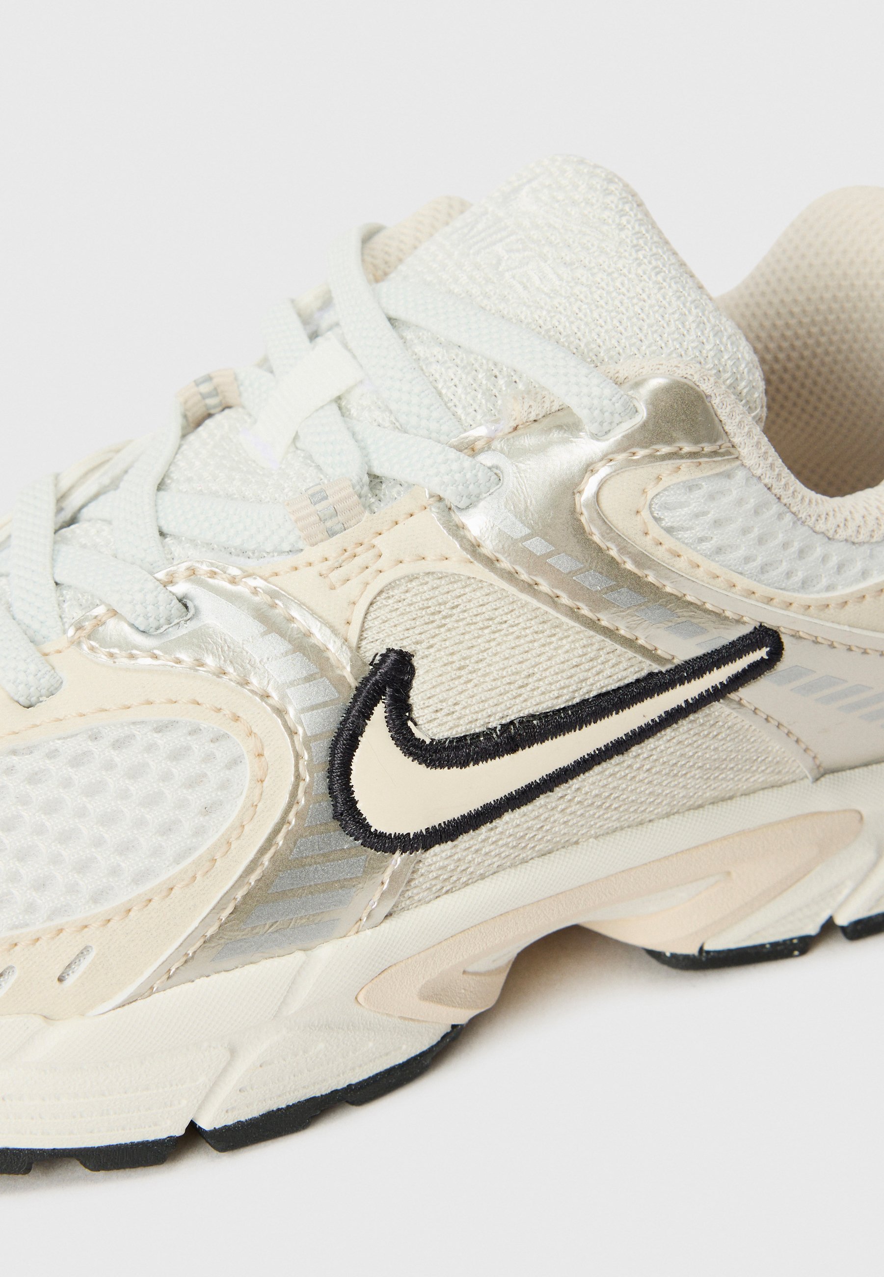 Nike Sportswear V5 UNISEX - Sneakers low - summit white/orewood