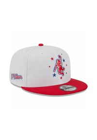 Weißes Baseball-Cap mit rotem Schirm, verziert mit blauer und roter Stickerei eines Spielers und dem Schriftzug "H-Town", umgeben von kleinen Sternen.